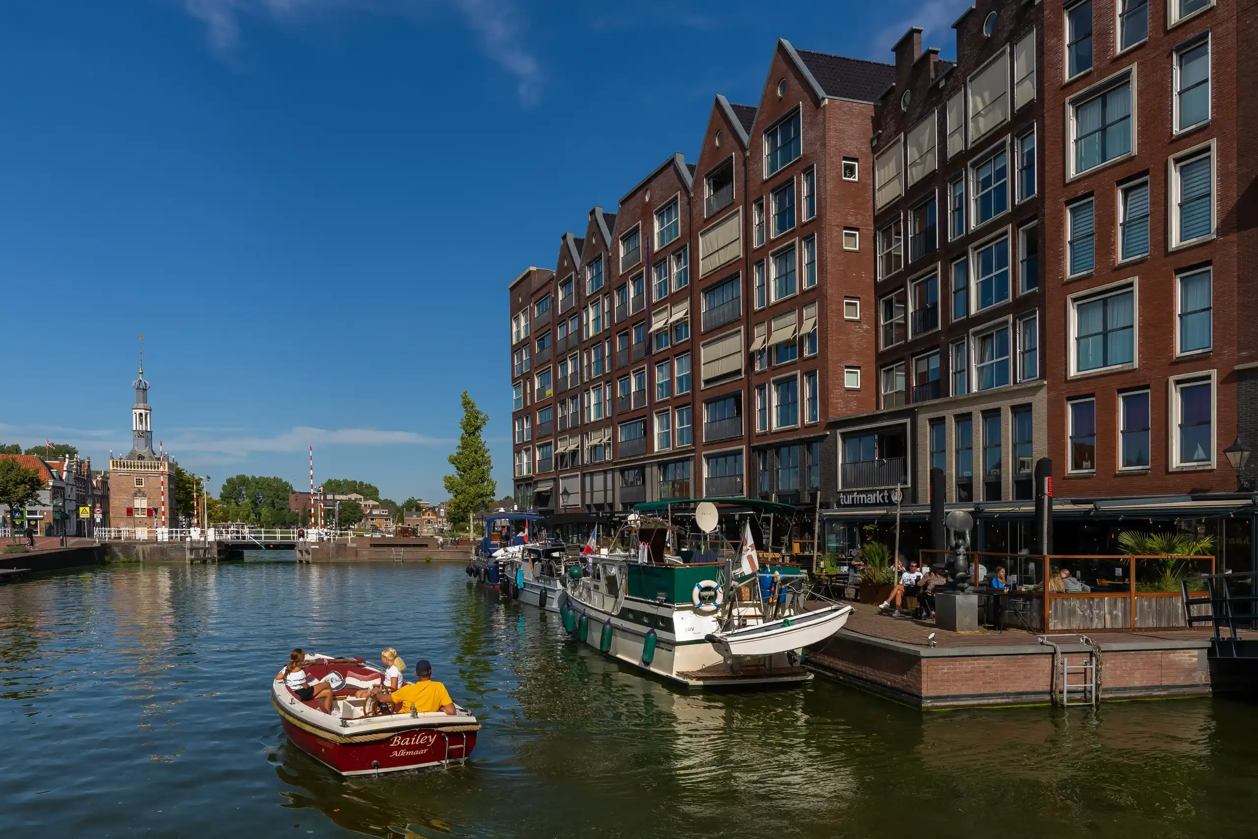 Bootjes varen op het Noordhollandsch Kanaal bij de Turfmarkt in Alkmaar